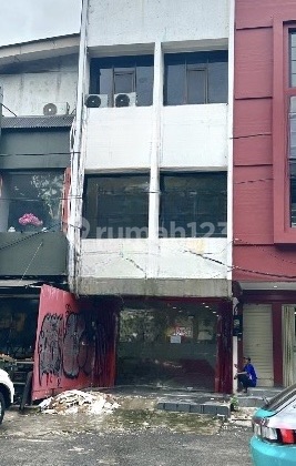 3-Storey Shop House on Bulevard Raya, Ready to Use, Wide Parking, East Facing in Kelapa Gading, North Jakarta.