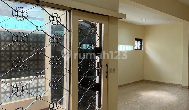 Beautiful Well-Maintained House Near Mangga Besar &amp; Pasar Baru in Kartini, Central Jakarta 2