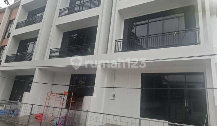 Ruko Brand New Posisi Huk Cocok untuk Kuliner Bimbel Dll di Kedoya Jakarta Barat