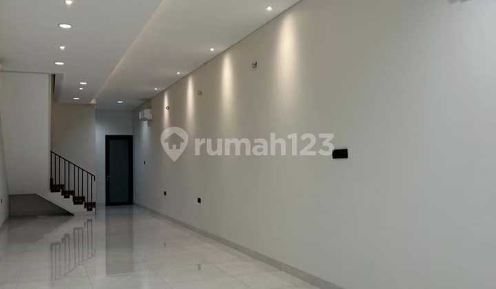Ruko Baru 3,5 Lantai Lokasi Pinggir Jalan Cocok Buat Kantor, Klinik & Cafe di Mangga Besar Jakarta Barat