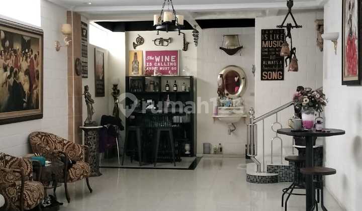 4-Storey Shophouse in Good Condition, Neat, Suitable for Office/Warehouse/Residence Inside the Complex on Pangeran Jayakarta, Central Jakarta