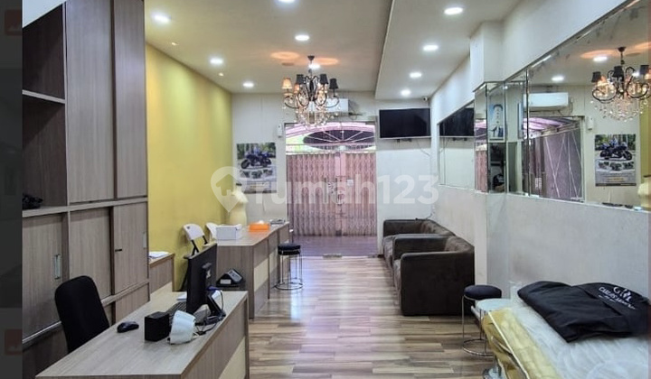 4-Story Shop House Former Bridal Shop Wide Road Access in Mangga Besar, West Jakarta 2