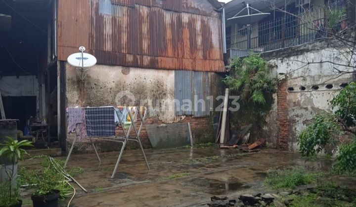 3-Story House in Senen, Central Jakarta Rp 8.5 M Negotiable 3-Story House with Good SHM 2