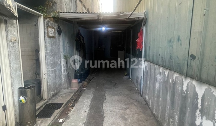Warehouse for Sale in Tebet, Jakarta IDR 26 Billion Negotiable. Warehouse 1150 m² in Tebet. Others - PPJB, Girik, Adat, etc. Unfurnished.