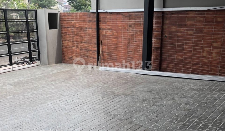 3.5-Storey Shop House in Cempaka Putih, Central Jakarta Rp 460 Million / Year Negotiable