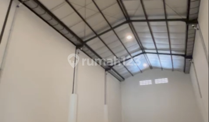 Warehouse for rent in a highly strategic location near the airport and Batu Ceper, Tangerang. Warehouse for rent in a highly strategic location near the airport and Batu Ceper, Tangerang.