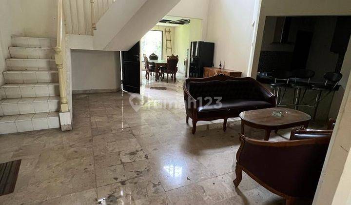 ruang keluarga rumah giri loka bsd luas