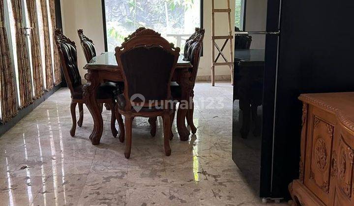 ruang makan rumah giri loka bsd luas