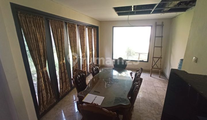 ruang makan rumah giri loka bsd luas