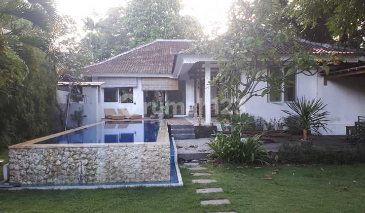 Elegant Tropical Villa. 4 Bedroom On 11 Are Of Land With Large Garden & Ample Parking In Sanur Denpasar Bali