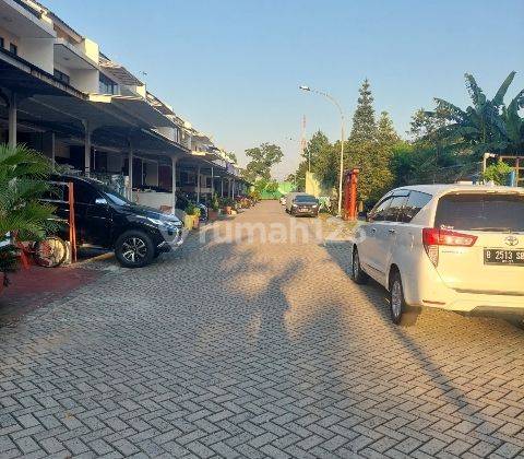 Rumah Green Lake City, East Asia 4x12, hadap kolam renang, Furnished, SHM 2