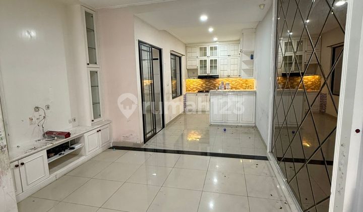 Dijual Rumah 2,5 Lantai di Green Lake City Cluster Asia 6X18, Semi Furnished