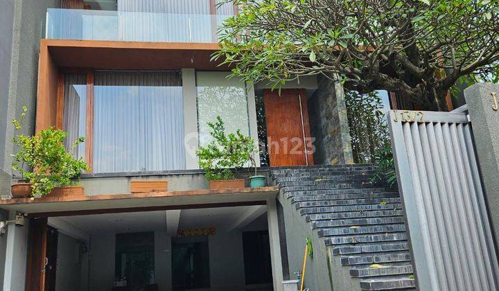 Rumah Siap Huni, 3 Lantai, Bagus, Super Mewah, 1000 Sqm, di Puri Indah, Jakarta Barat 1