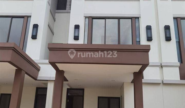 Rumah Dijual Rugi, Lavon Swancity, Tangerang, 4 Br, 3 Lantai, Semifurnished 1