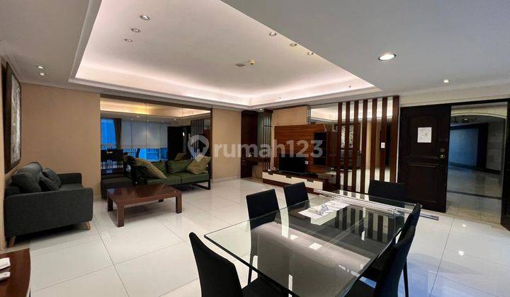 ruang tamu hunian strategis di mega kuningan,
