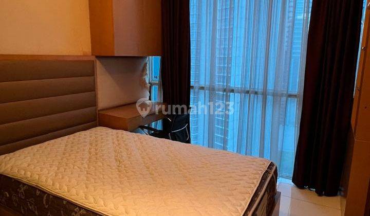 kamar tidur hunian strategis di mega kuningan,
