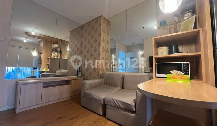 5 Menit ke Tribeca Park. Fasilitas Kolam Renang, Jogging Track, Lapangan Basket, Gym, Billiard, Sky Garden, Evi Charger Station, Disewa 2 Kamar Madison Park Interior Bagus