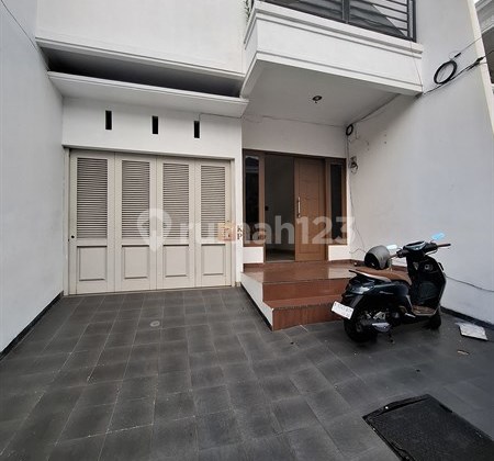 Rumah 3 Lantai Tomang Rawa Kepa Raya Modern Minimalis Tropis, Depan Jalan Raya Dekat Tol & Central Park, Polri Sektor Palmerah, Cosa Indonesia, Spbu Pertamina, Bca Tomang Raya, Sd dan Smp Trinity, Puskesmas Jati Pulo, Pasar Darurat 2