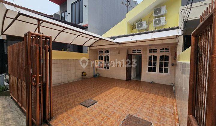 Disewakan Rumah Minimalis 188m2 Green Garden Rapi Terawat 2