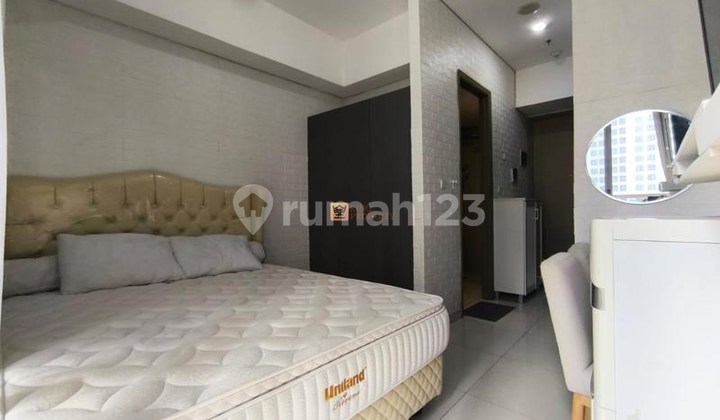 Studio Desain Modern Kontemporer di Taman Anggrek Residence - Full Furnish, Dekat 4 Mall Besar, Fasilitas Keamanan 24 Jam, Kolam Renang & Kolam Renang Anak, Jogging Track, Lapangan Basket, Tennis Court, Gym