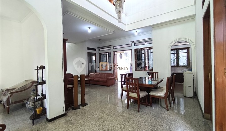 Oase Tenang di Tengah Kota - Rumah Luas Kopkamtib Joglo, 10 Menit ke Puri Indah, Fasilitas Keamanan 24Jam, Gerbang Utama & Jalan Lebar, Sistem One Gate, Musholla & Tempat Ibadah, Akses Air Bersih & Listrik Stabil, Lingkungan Rapi & Terawat