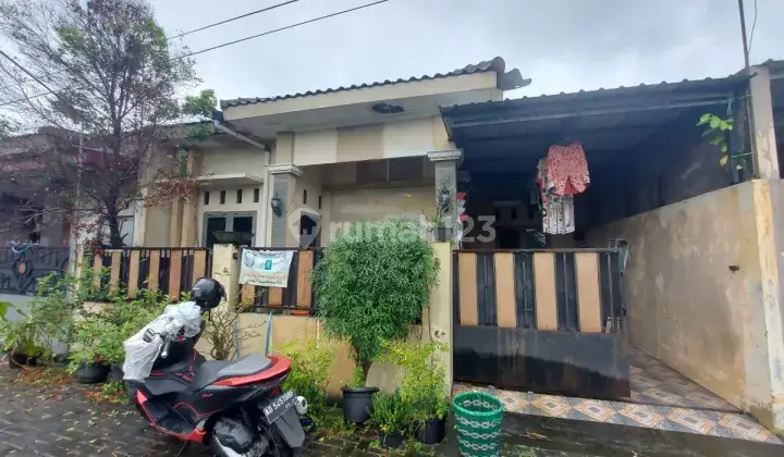 Rumah Second Strategis Siap Huni 9