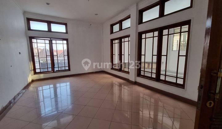 Rumah Mewah 3Lt Strategis Luas Plus Kolam Renang 2