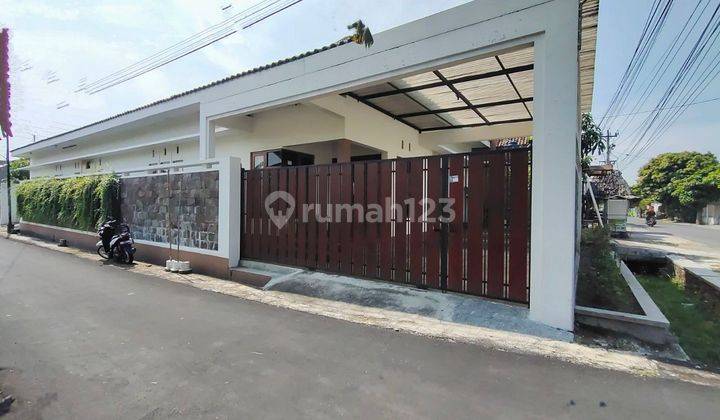 Rumah Mewah Strategis Sekat Jalan Raya Adi Sumarmo 1