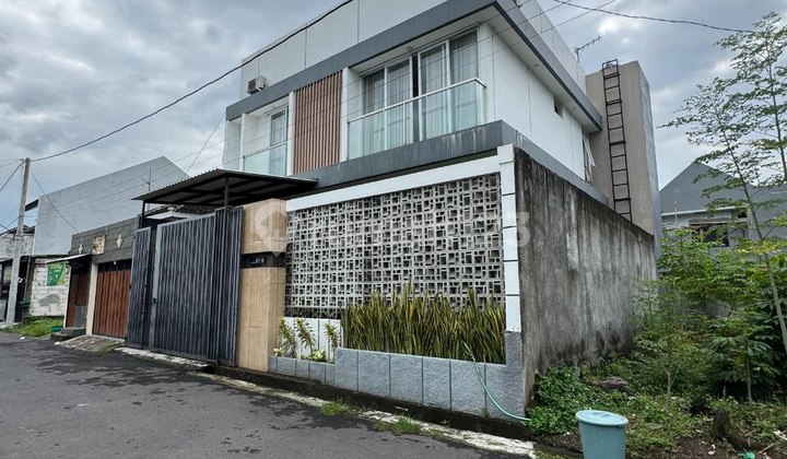 Rumah Mewah Cantik 2lt Fully Furnished Dekat Jl.mangesti Raya 2