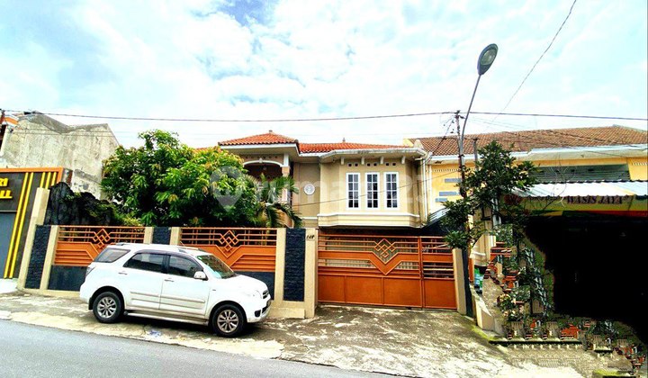 Rumah Mewah 3Lt Strategis Tepi Jalan Raya Solo Rumah Mewah 3Lt Strategis Tepi Jalan Raya Solo