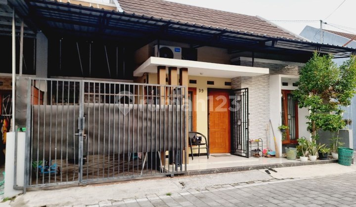 Rumah Terawat Dekat Jajanan Kuliner dan Gate In/Exit Tol