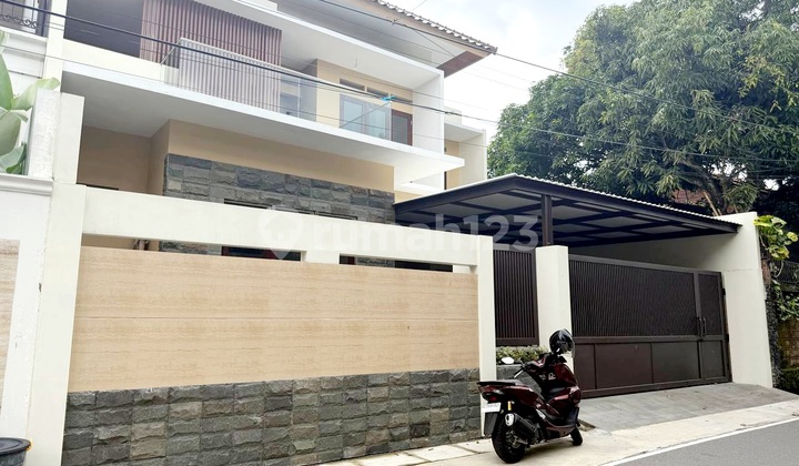 Rumah Mewah 2Lt Ready Dekat Gor Manahan dan Gate In/Exit Tol 2