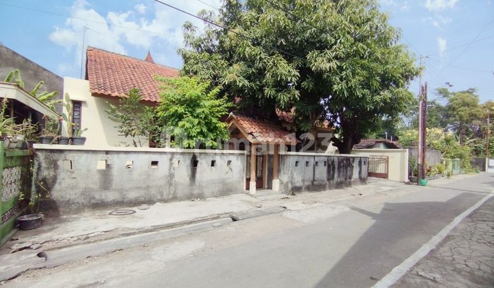 Kontrakan Rumah Bagus Strategis Halaman Luas  2