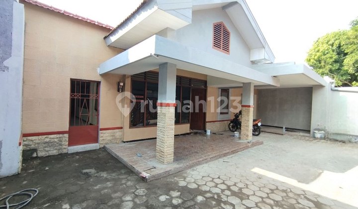 Rumah Besar Bersih Terawat Dekat Masjid Zayed