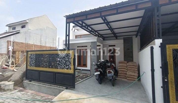 Rumah Cantik Baru Mix Clasic Modern Dekat Jl. Raya 2