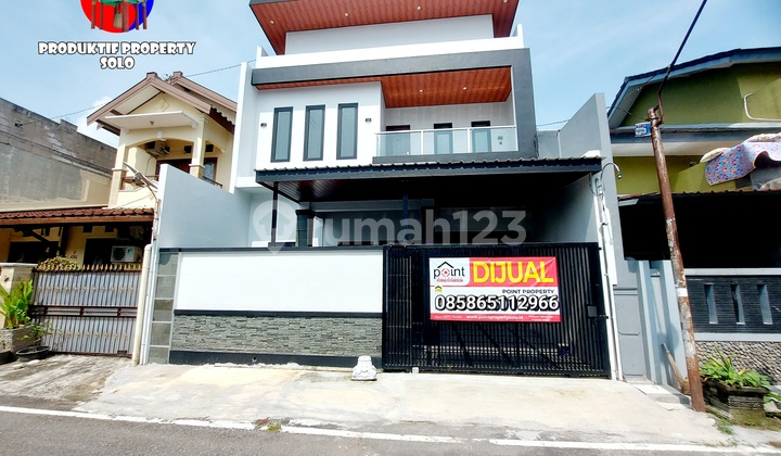 Rumah Mewah 2Lt Area Perum Strategis Dekat Exit Tol dan Gor