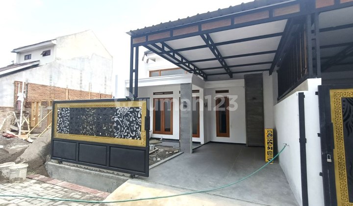 Rumah Cantik Baru Mix Clasic Modern Dekat Jl. Raya