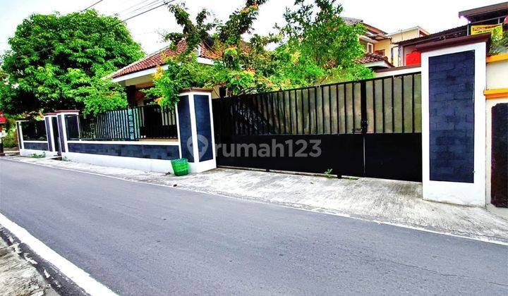 Rumah Bagus Luas Area Dekat GOR Manahan Dan Masjid Zayed 1