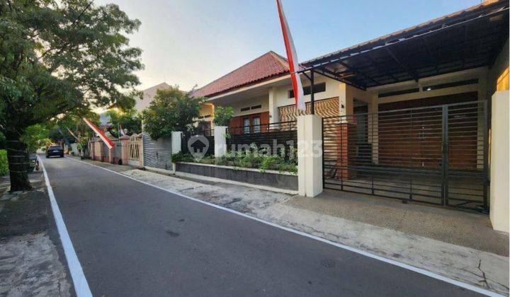 Rumah Cantik Kokoh Strategis Dekat Gor Manahan Dan Exit Tol 1