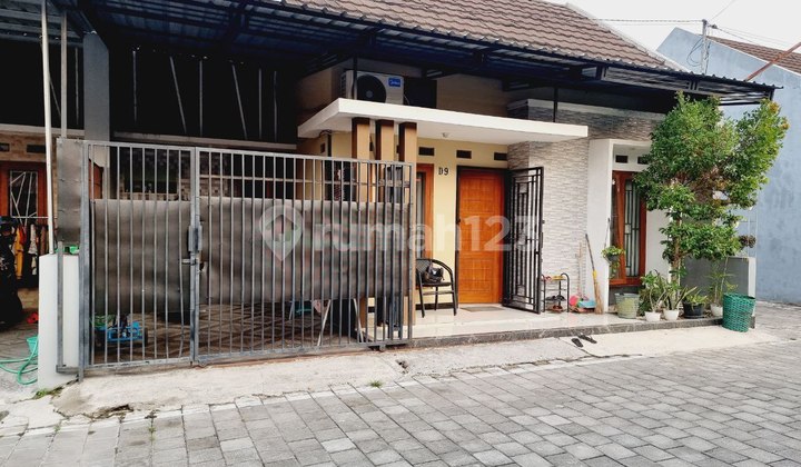 Rumah Terawat Dekat Jajanan Kuliner dan Gate In/Exit Tol 2