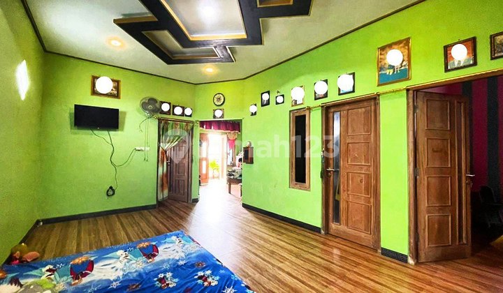 Nice House 2 Floors Near Klewer Market and Solo Palace 2