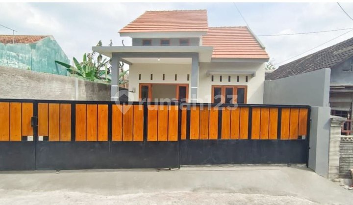 Rumah Bagus Terawat Dekat Kampus Isi dan Uns