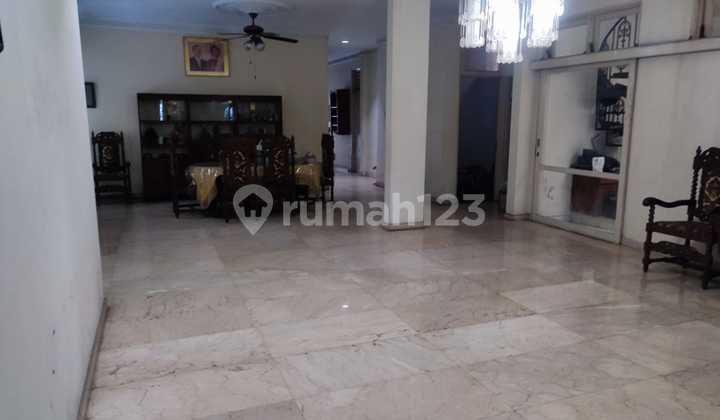 Rumah Luas Strategis di Menteng Jakarta Pusat 2