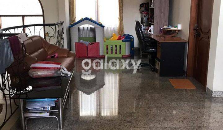 Rumah Surabaya Barat Vila Valensia Hadap Timur Full Furnish 2