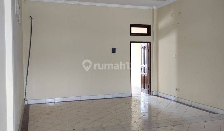 Magnificent shophouse located in a good area with a strategic location on the side of the road  2