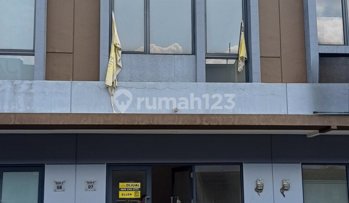 Shop house next to Atmajaya campus, ready to use with easy access and busy area. Shop house next to Atmajaya campus, ready to use with easy access and busy area.