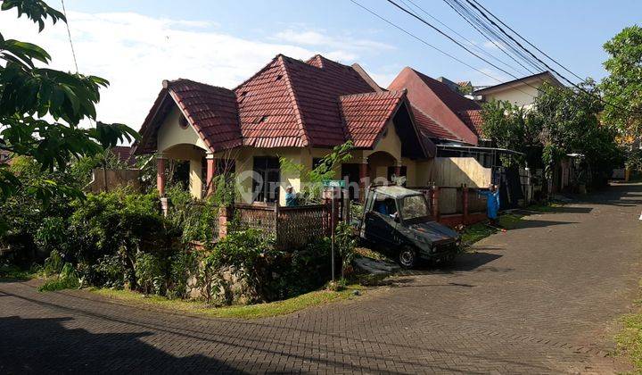 Rumah di hoek strategis  2