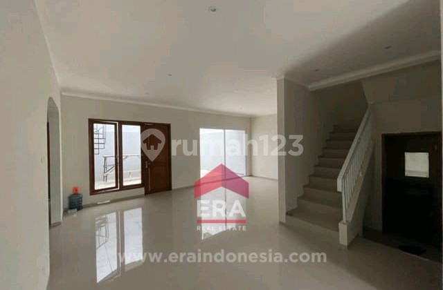 Rumah dua lantai full Renovasi siap huni