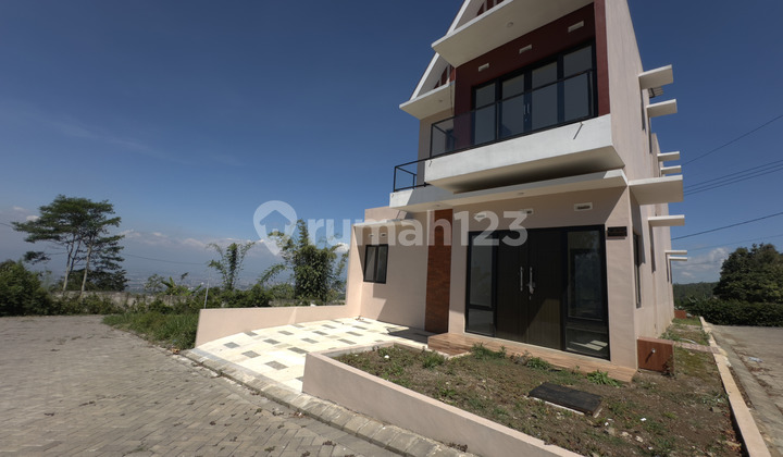 Affordable 2-Story Villa in Batu City Near Tourist Attractions Affordable 2-Story Villa in Batu City Near Tourist Attractions