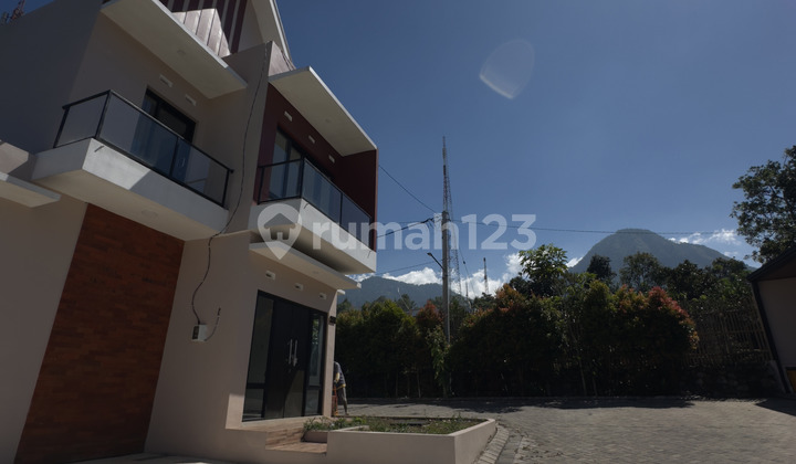 Rumah Villa Plus Kolam Renang dan Furnish Dekat Wisata